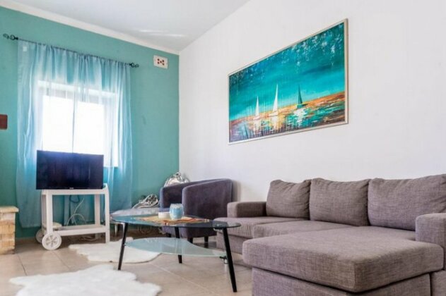 Budget Friendly Apartment with Private Roof - Photo4
