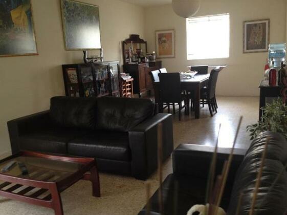 Perry Court - Photo2
