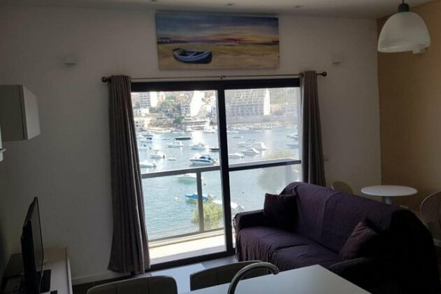 1 Bedroom Seafront Apartment In St Paul S Bay - Photo2