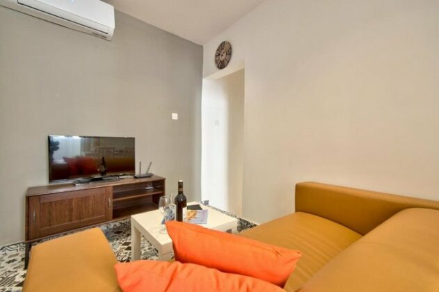 Central Valletta Two Bedroom Apartment - Photo3