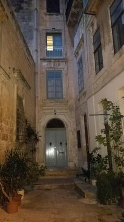 Spacious studio apartment in Valletta - Photo3