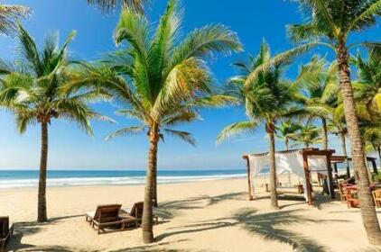 Las Palmas Resort & Beach Club