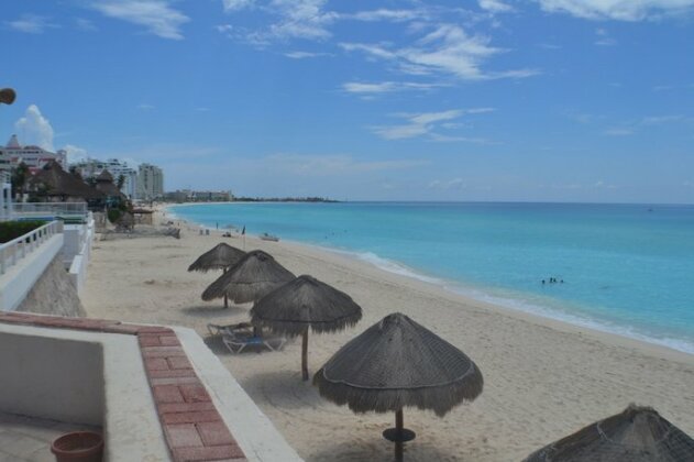Brisas 10 Beachside Suites - Photo2