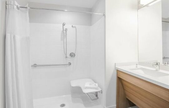 Microtel Inn & Suites By Wyndh Cuauhtemoc - Photo4