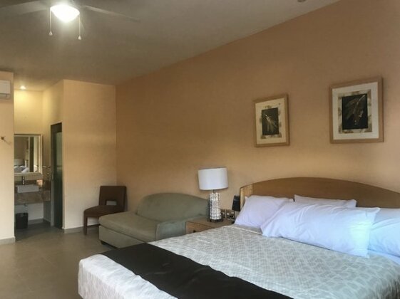 Navola Inn - Photo4