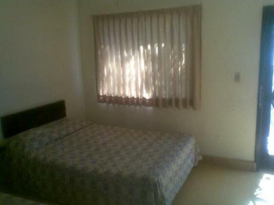 Hotel Leos Inn - Photo4