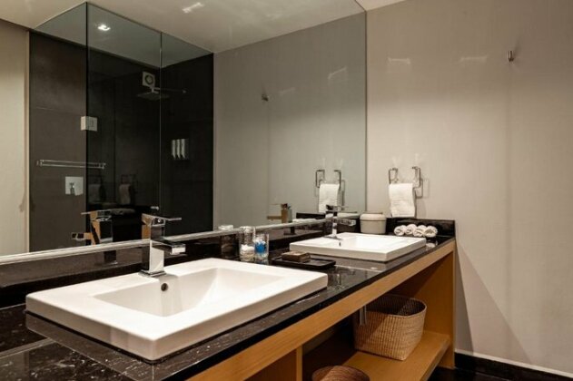 Executive Luxurious 2 Bedroom Condominium - Photo5