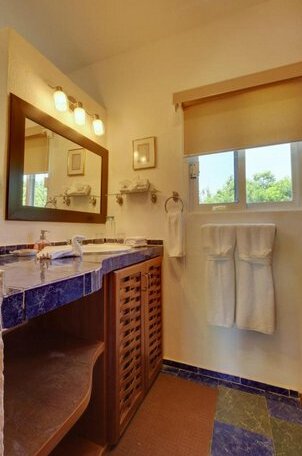 Condo with pool beach access/full hotel services - Photo4