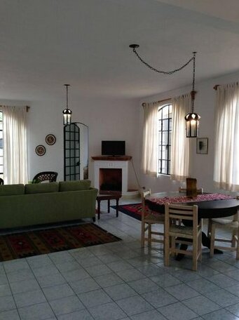 Large Lovely Private One Bedroom Centrallly Located Apartment - Photo5