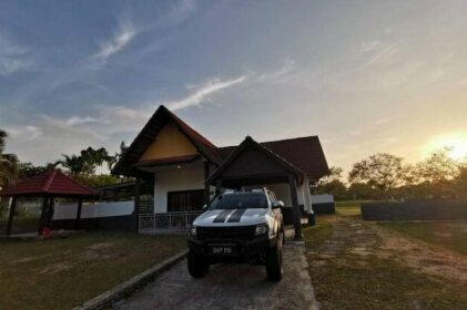 BESLA Homestay 5Rooms Villa @Famosa Resorts with private pool -newly refurbished