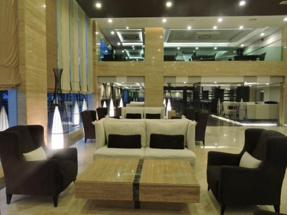 Royale Signature Hotel - Photo2