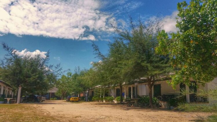 Stay Di Sri Melawi Chalet Dan Anda Boleh Mandi Di Pantai Melawi Yang Landai Dan Cantik Sepatahdua My