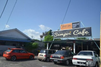 Batu Maung Sempoi Inn and Cafe
