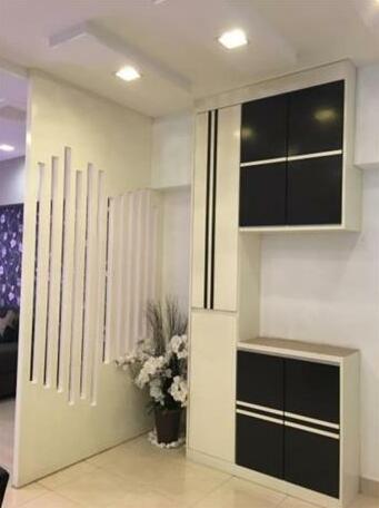 Spacious Butterworth Condominium - Photo3