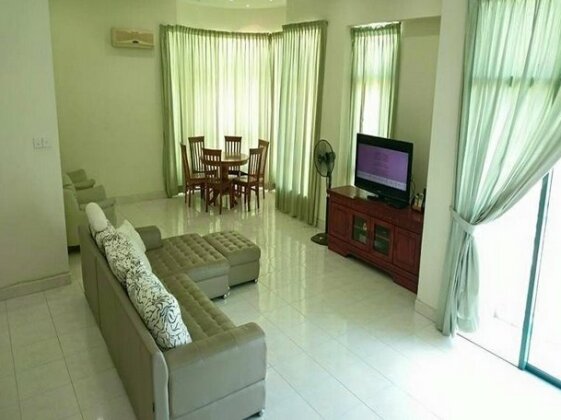 5 Star Location Condo - Photo3