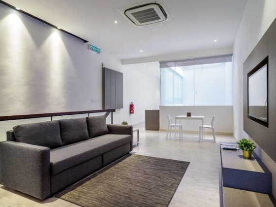 Hutton Suites Hotel - Photo5