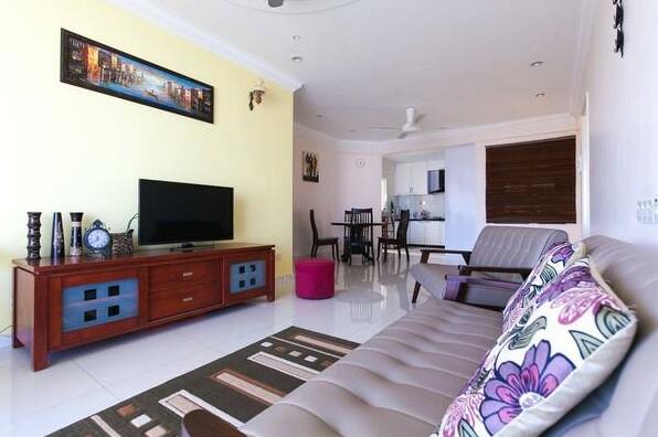 Waterfront Queensbay condo - Photo3