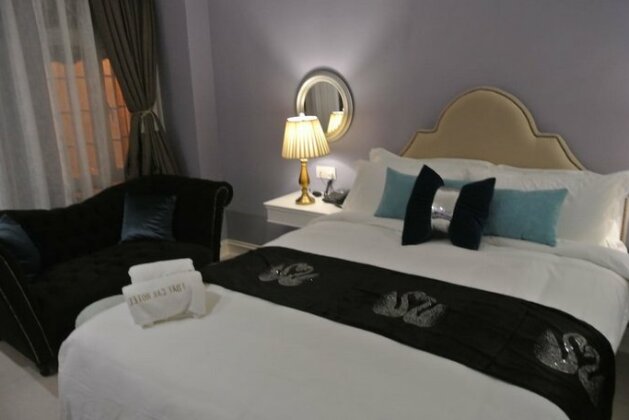 1 Day Car Hotel Station 18 - Photo5