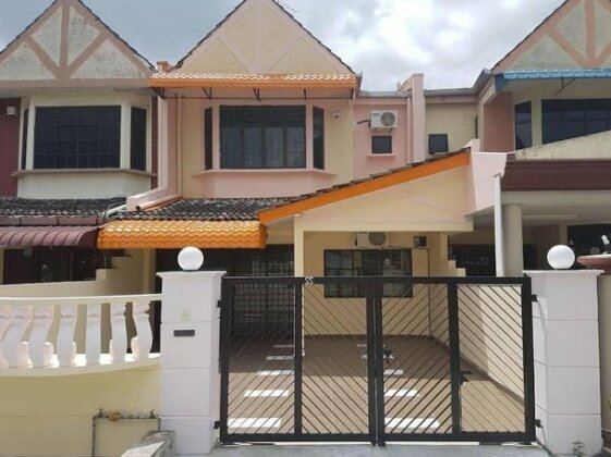 Lovy Johor Bahru Homestay with WiFi 5min to Petrol and Shopping Mall
