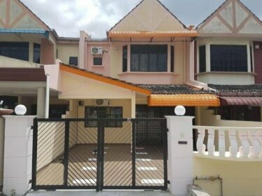 Lovy Johor Bahru Homestay with WiFi 5min to Petrol and Shopping Mall