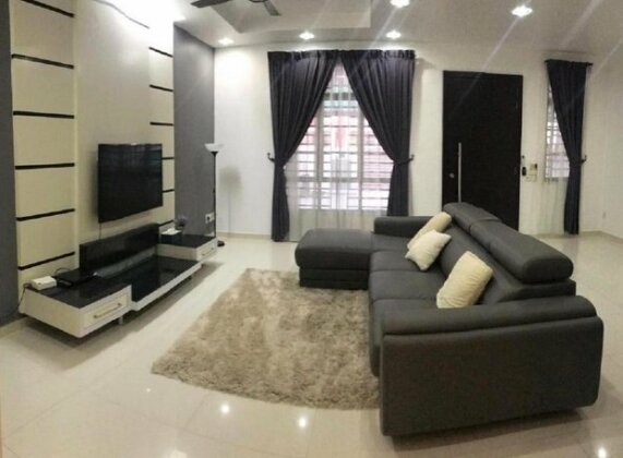 SETIA TROPIKA JB Landed 2 Sty House 4 Room 10 Pax - Photo3