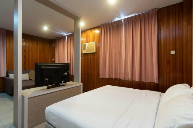 OYO 89577 Kristal Hotel - Photo4