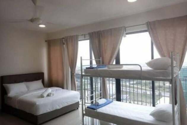Condominium for 4 pax @ Trefoil Setia Alam - RUANG GEMBIRA