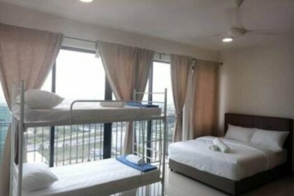 Condominium for 4 pax @ Trefoil Setia Alam - RUANG GEMBIRA