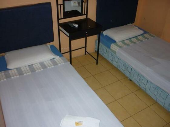 A and J Hotel - Photo4