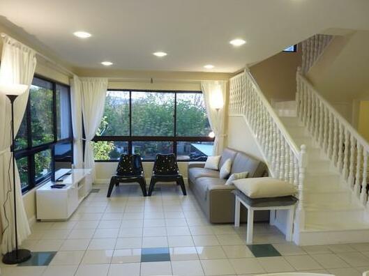 Modern 4-Room 3-bath Duplex Apartment - Photo3