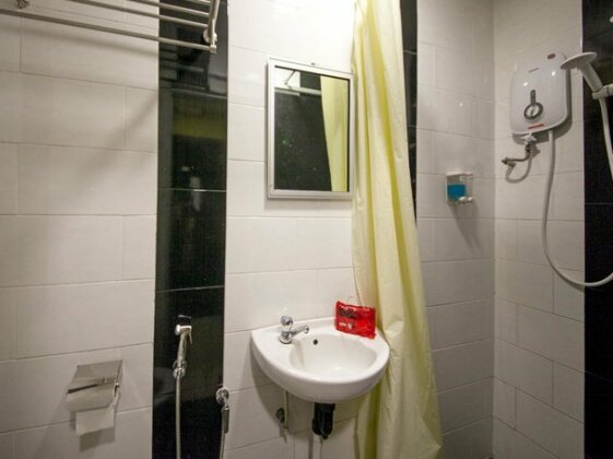 OYO 228 Basic Hotel - Photo4