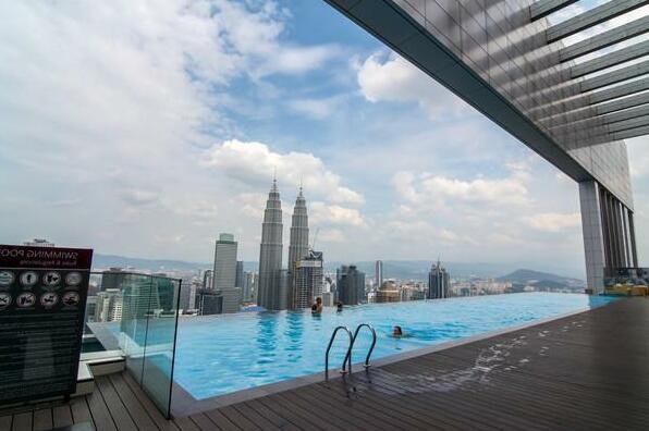 Iconic View Roof Top Pool View Of KLCC - Photo3