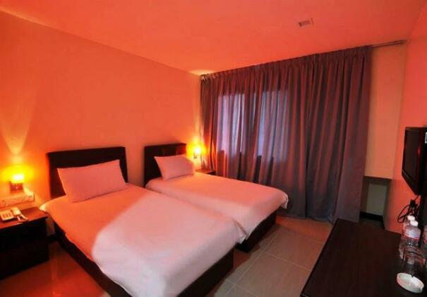 OYO 499 Comfort Hotel Sentul - Photo2