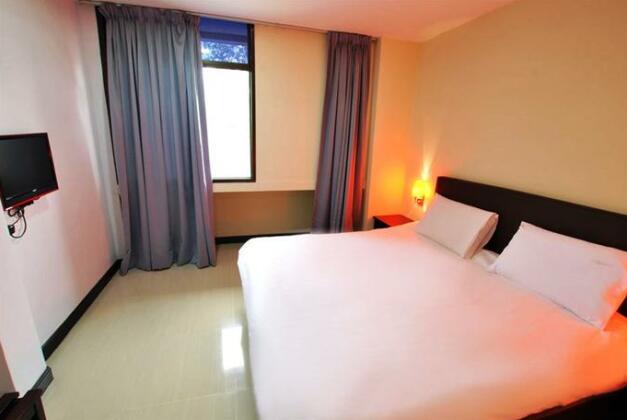 OYO 499 Comfort Hotel Sentul - Photo4