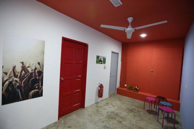 Noisy Room - Photo3