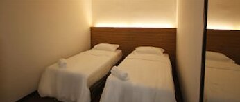 Place2Stay - Opposite Hilton - Photo4