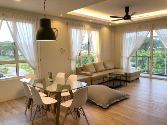 UrbanEeze Apartment Near Airport Overlooking Greenery - Photo2
