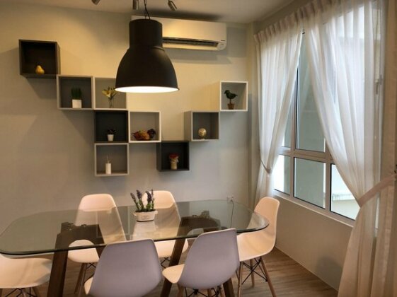 UrbanEeze Apartment Near Airport Overlooking Greenery - Photo3