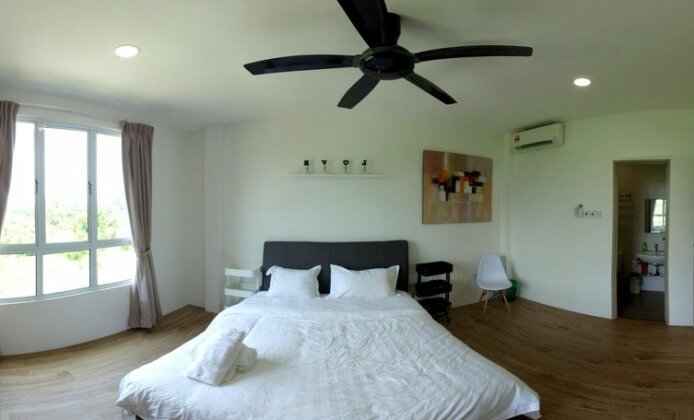 UrbanEeze Apartment Near Airport Overlooking Greenery - Photo4