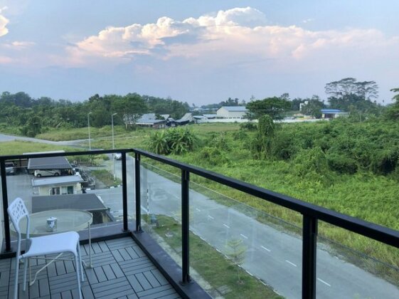UrbanEeze Apartment Near Airport Overlooking Greenery - Photo5