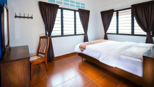 SingVillage Holiday House