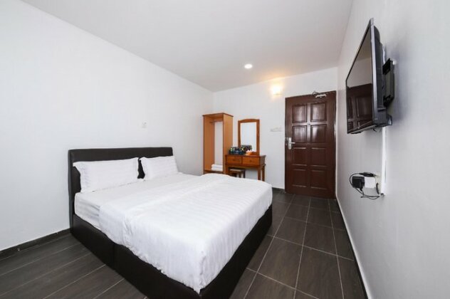 SPOT ON 89801 SweetHomeHotel SabakBernam - Photo2