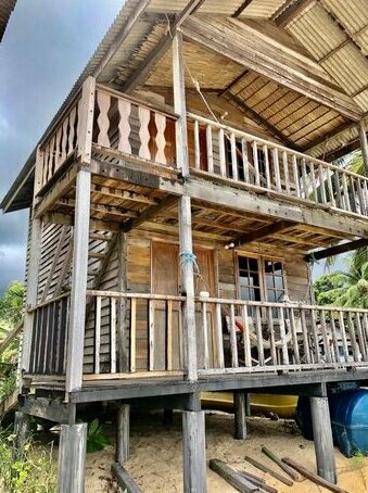 Beachfront Hut Upstairs Astra - Beach Shack Chalet