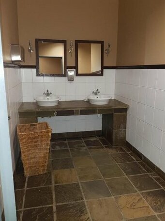 Oshandira Lodge - Photo2
