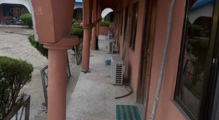 Frank-Raleigh Motel - Photo3