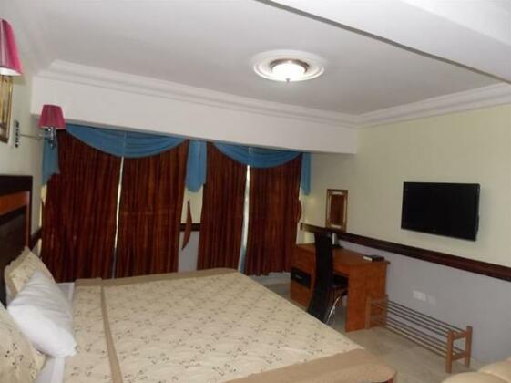 Brighton Hotel and Suites - Photo2