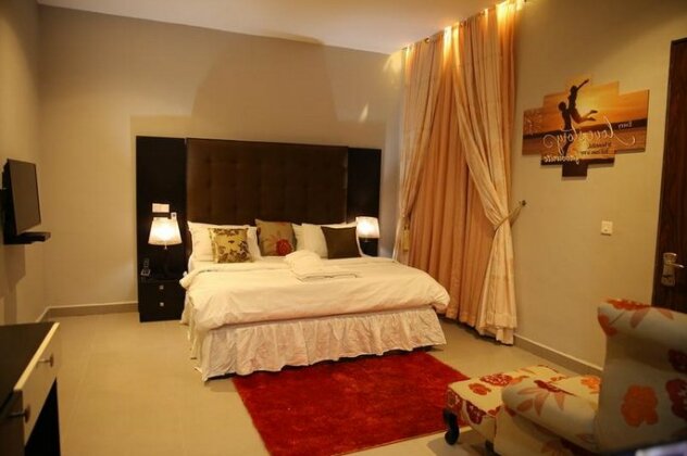 KINIZ Luxury Apartments - Photo4