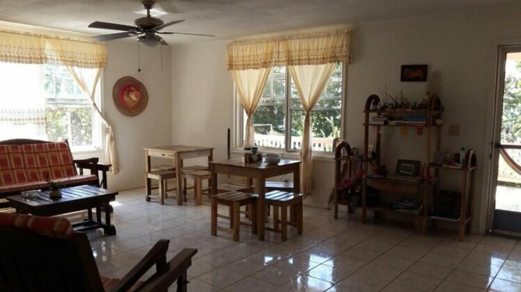 Island Roots Hostel - Photo5