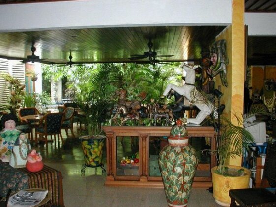 Hostal Real Los Robles - Photo2