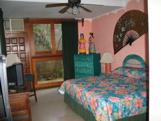 Hostal Real Los Robles - Photo5